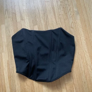  Korset  - Svart korset 