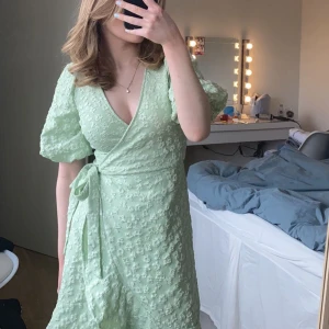 Klänning pieces  - Använd 1 gång så är som nyskick. Är i XS men skulle säga den passar som XS-S. Super fin till sommaren!