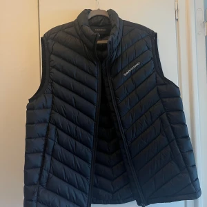 Peak Performance väst - Super snygg och sportig blå väst från Peak Performance i strl L. Passar till alla tillfällen. Använd få gånger och är i mycket bra kvalité 💙 (priset kan diskuteras)