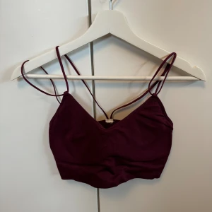 Helt ny Sport-bh  - Aldrig använd spor-bh med snygga band i ryggen. Ilägg finns i. Storlek S-M! Från New Yorker! 