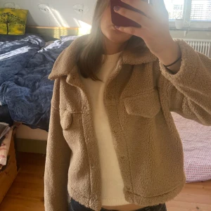 Teddy jacka - Snygg Teddy jacka från Gina! Lite nopprig på insidan men inget som påverkar kvalitén eller som syns när man använder jackan!  Pris kan diskuteras!!