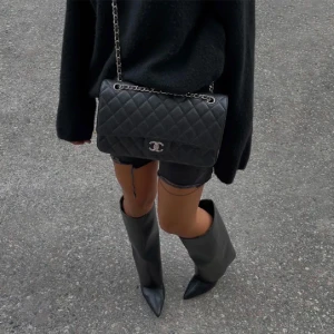 Svarta stövlar med klack  - Populära skorna från Zara som är slutsålda, strl 40 använda några gånger. Bilderna är lånade men skriv till mig för mer bilder💕