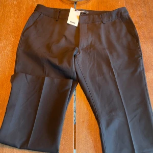 Kostymbyxor  - Oanvända kostymbyxor från Bikbok.  Dom är i storlek 46 men sitter mer som 42-40. Lappen är fortfarande på.