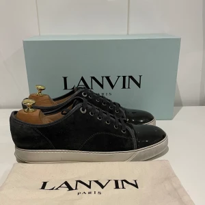 Lanvin skor  - Hej! Säljer nu dessa super snygga Lanvin skor. Skorna är i superfint skick 8,5/10. Med skorna medföljer dustbag och box