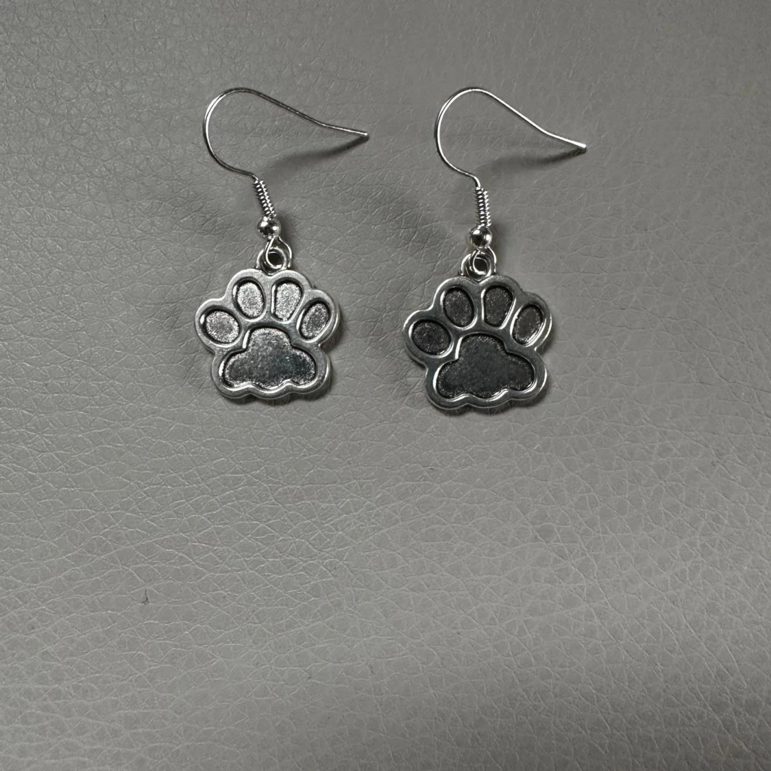 Örhänge med tassar