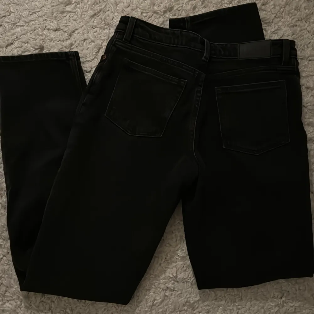 Lågmidjade/ normal midjade jeans från Monki! Använd fåtal gånger inga defekter. Storleken står inte men dom passar mig som brukar ha 36-38 . Jeans & Byxor.