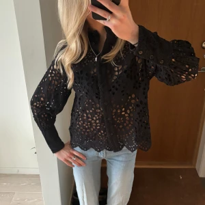 Hålbroderad blus/ skjorta - Så sjukt fin hålbroderad blus/ skjorta från h&m🥰