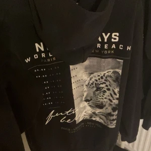 hoodie H&M - en fin hoodie från HM använd men fortfarande topp skick, leopard tryck och i stolek S och passar XS/S. Skriv för mer info🤝🏻🩷