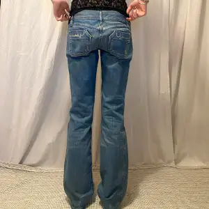 Diesel jeans Stl 27, fett brodyr bak. Vintage 2000s lowwaist, (jag är 172)