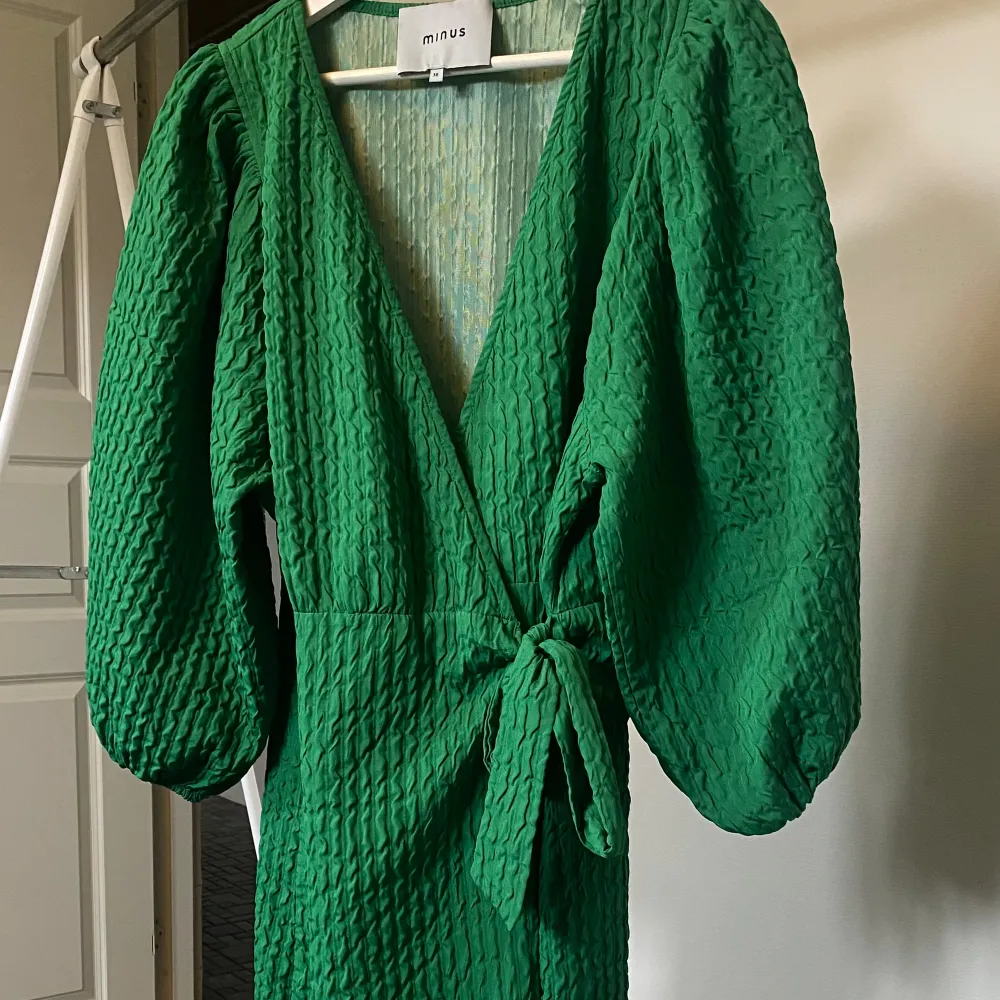 Grön omlottklänning med balong ärmar ifrån minus i storlek 38   Använd 1 gång! . Klänningar.