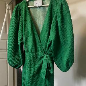 Grön omlottklänning med balong ärmar ifrån minus i storlek 38   Använd 1 gång! 
