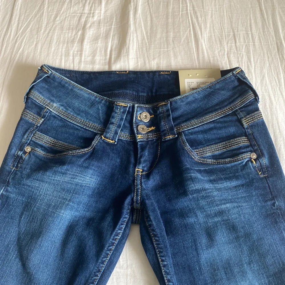 Helt nya pepe venus jeans, endast testade. Säljs då dem tyvärr inte passade mig i midjan. 10/10 skick. Skriv om ni har några frågor eller funderingar💕. Jeans & Byxor.
