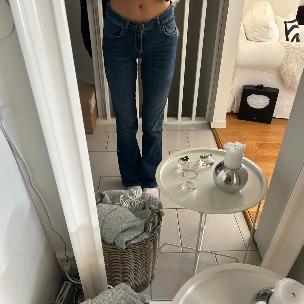 säljer dessa superfina lågmidjade jeansen från zara som tyvärr blivit för stora!💕💕. Jeans & Byxor.