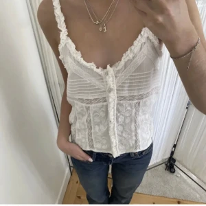 Sommartopp  - Underbar topp till sommaren. Använd cirka 2 gånger i mycket bra skick.  Strl M❣️