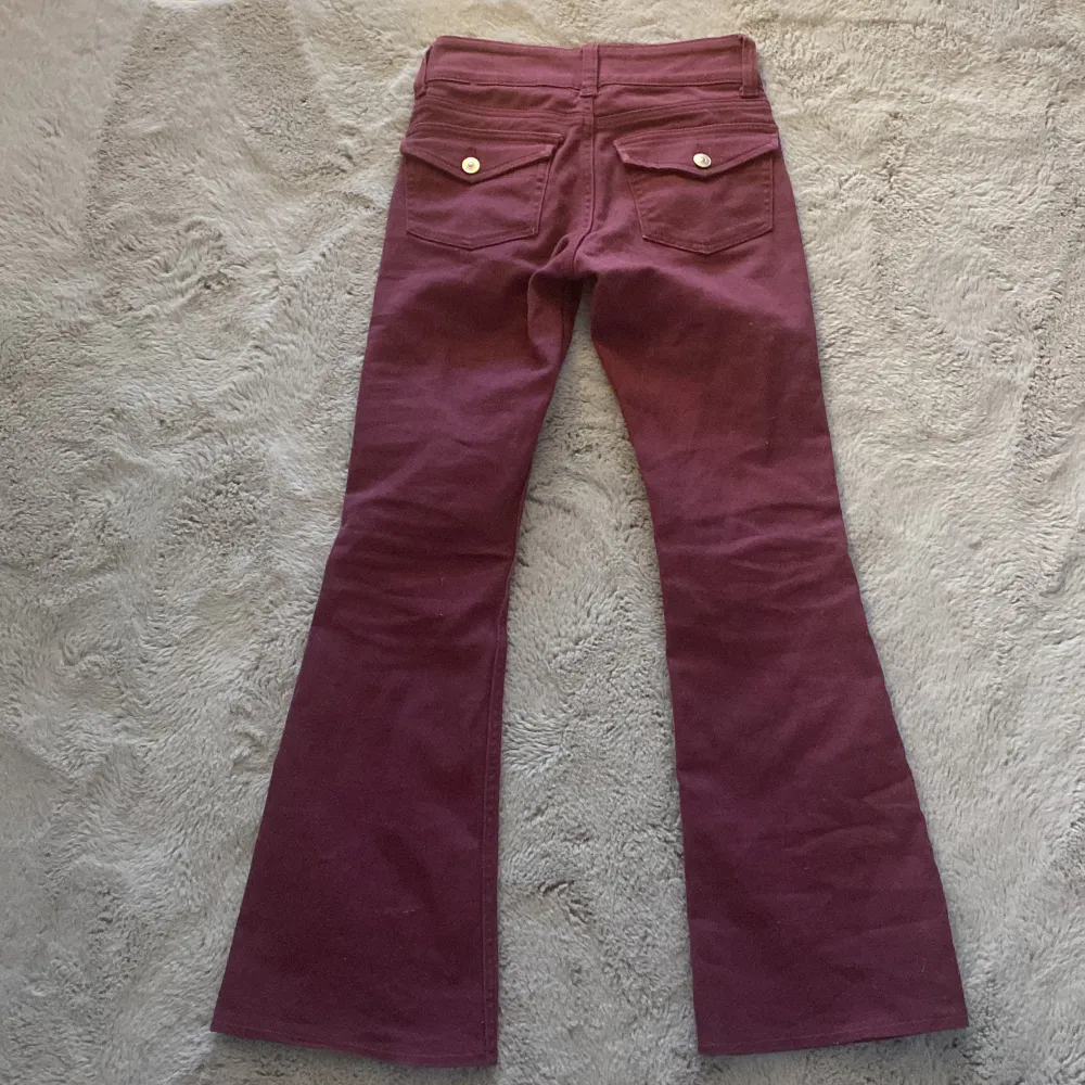 Säljer dessa unika lila/röda jeans från divided!. Jeans & Byxor.