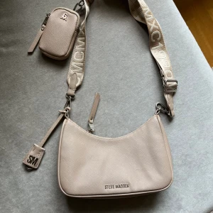 Steve madden väska - Bege steve madden väska i bra skick. Med justerbart band. Perfekt till våren. Måtten är 20x10 