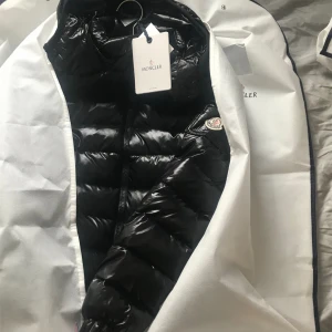 Monclear bady jacka - En jätte fin jacka som jag köpte i november förra året som är strl 1= s .inget att anmärka på. Kom privat för  bilder på jackan eller frågor😊 pris kan   diskuteras. Galje och påse medföljer.  Scannings kod finns som går till monclears hemsida