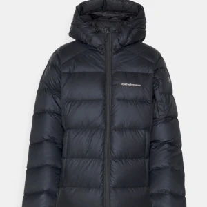 Peak performance  jacka  - En jacka jag andvänt i ett år och inte längre använder, köpte för 3500 säljer för 1500❤️