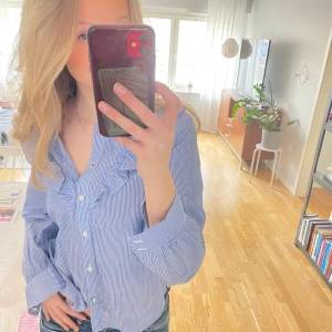 Blå randig söt blus  - En jättegulliga blus som är perfekt till sommaren. 🌸Bara använd en gång men kommer inte till användning längre tyvärr.