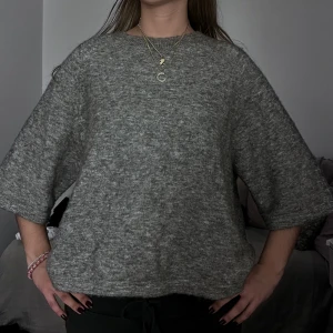 Kortärmad stickad tröja - Jättefin stickad tröja från & other stories.