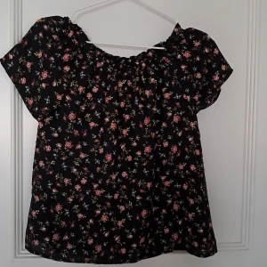 Blommig t shirt  - Super gulig too från cubus