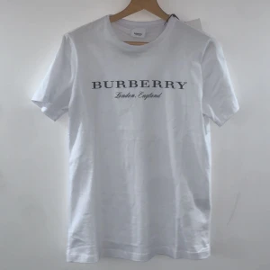 Burberry t-shirt strl M - Tröjan köpte jag till min broscha men den passa inte! Helt ny och på testad en gång. Hör av för mer info!  Mitt pris: 2500kr Ny pris: 4899kr