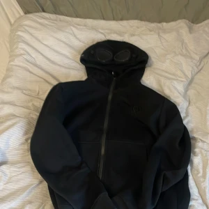 CP hoddie - En CP hoddie i storlek S, säljer pga att jag växt ur den