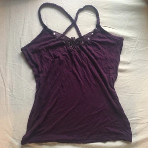 Lila linne - Jättefint lila linne med rhinestones som tyvärr är för litet för mig som vanligtvis har storlek Xs - S💗