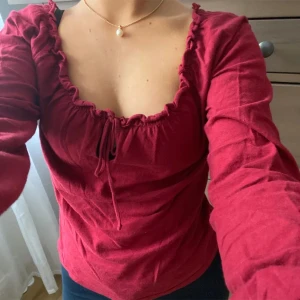 Söt topp - Röd gullig topp i storlek s. Går att använda off shoulder också. 