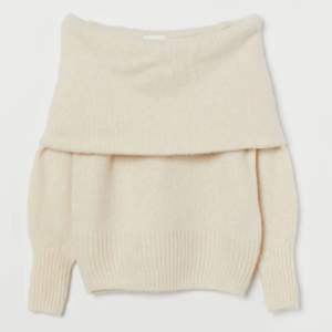 Superfin beige stickad off sholder tröja från hm❤️aldrig använd och i storlek M. Säljer då den inte kommit till användning❣️