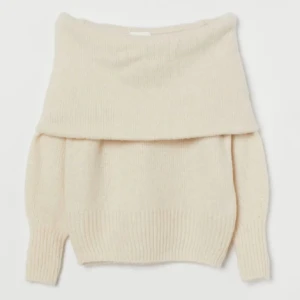 Off sholder tröja - Superfin beige stickad off sholder tröja från hm❤️aldrig använd och i storlek M. Säljer då den inte kommit till användning❣️