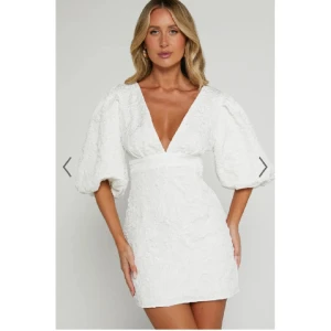 Studentklänning Showpo - Helt ny och oanvänd men tyvärr en strl för stor!  Storlek 36, perfekt till studenten och sommaren🌸 