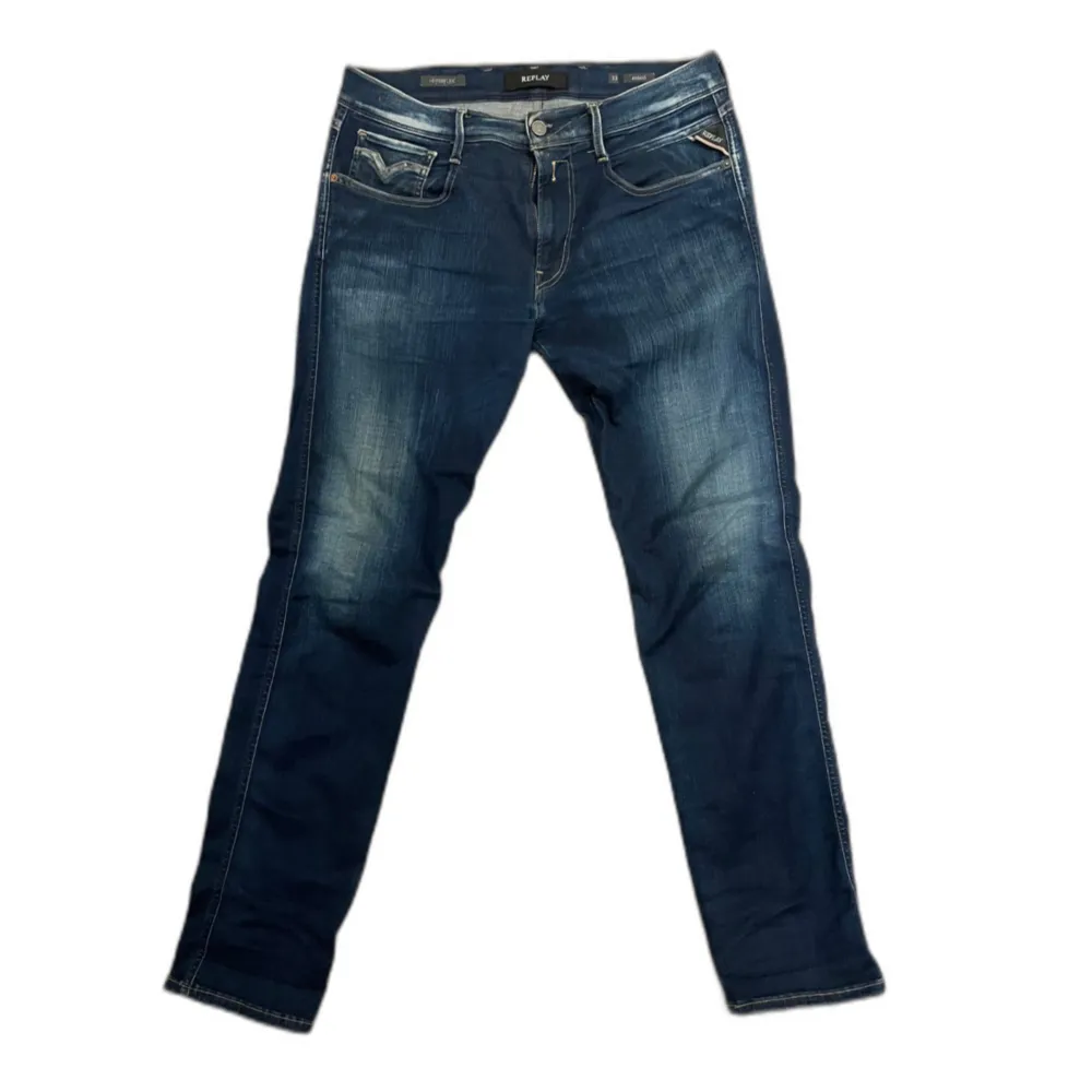Slimfit marinblå Replay med tidlös design och i gott skick (inga defekter). Stretchiga och mjukt material, riktigt sköna. Säg bara till om du är osäker på passform.. Jeans & Byxor.