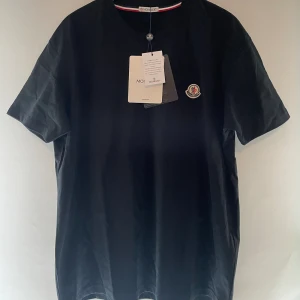 Moncler T-shirt - Moncler T-Shirt i storlek M, aldrig använd. Hör av dig om du har några frågor😀