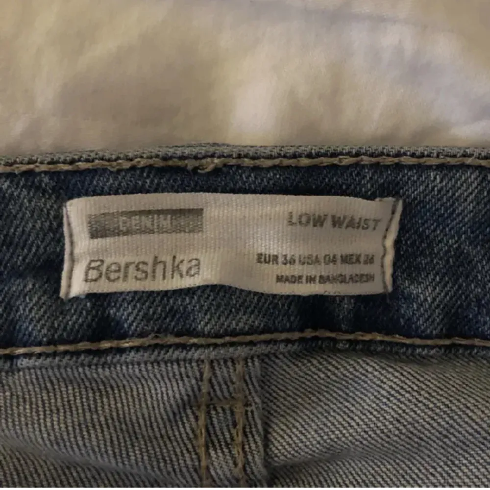 Säljer mina lågmidjade jeans från bershka i stl 36, skulle säga att de passar folk som är upp t 167 cm❤️. Jeans & Byxor.