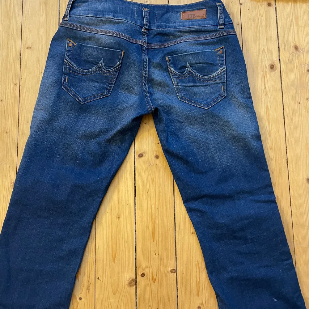 Ltb jeans i fint skick strl 29/30! Lågmidjade, stretchiga och lite utsvängda nedtill😄. Jeans & Byxor.