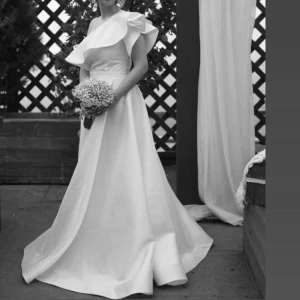 Balklänning  - Jättesnygg balklänning i strl xs/. Köpte för 3099kr! Säljer för 1500kr🌺🌸