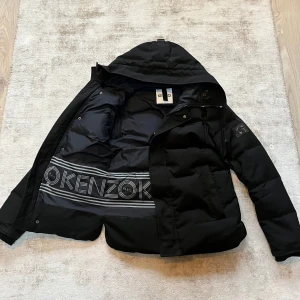 Kenzo jacka - Säljer nu min kenzo jacka. Köpt för 5999kr! Skick 8/10! Har liten skada där den tappat lite på färg på ett litet ställe som man ser på 3e bilden. Kemtvättad nyligen. Storlek S, är 180 och väger 73kg. Pris kan diskuteras vid snabbaffär!😀