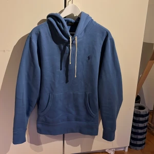 Ralph Lauren Hoodie -  Säljer denna fina hoodien då den skulle skickas tillbaka men retursedeln försvann. Pga detta så har den bara använts ungefär 5 gånger och är därmed i topp skick. Pris kan diskuteras! Skick: 10/10  Nypris: 2099kr (Ralph Laurens officiella hemsida) 