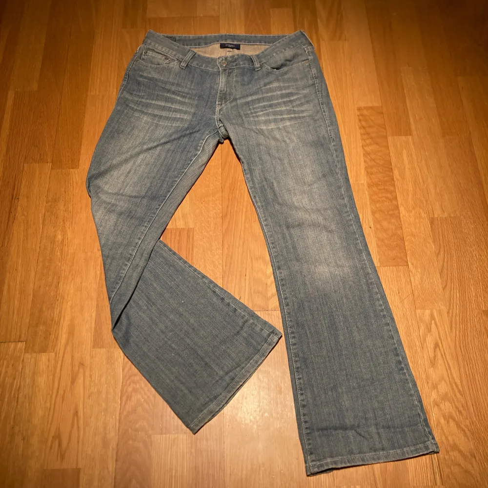 Sjukt snygga Levi’s bootcut jeans i modellen 557 i en gråblå färg. Sitter snygg och går lätt över skorna. Bara att skriva för frågor mm. Jeans & Byxor.