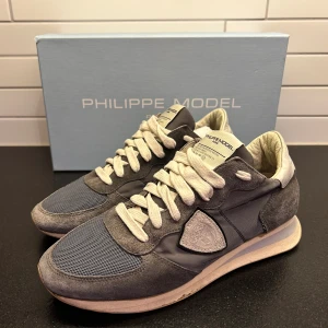 Philippe Model  - Säljer ett par snygga Philippe Model Trpx i storlek 39 men passar 39/40, skicket är helt nytt förutom en liten defekt på sulan 9/10, Endast skorna medföljer! Kontakta för fler bilder eller vid några funderingar!
