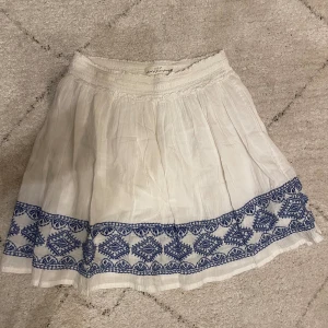 somrig kjol - sååå somrig och såå fin kjol jättefint skick💓resor i midjan