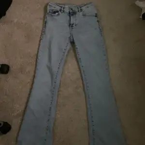 Säljer mina helt nya lågmidjade Flare jeans från Bikbok. Säljer de pågrund av att dom är för stora för mig och min storlek är slutsåld. Dom är aldrig använda bara provade en gång. Ordinarie pris: 700 kr Sälj för 400kr 