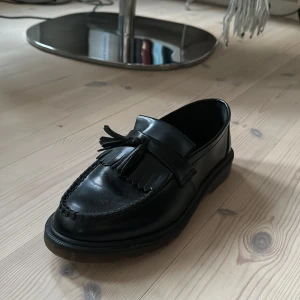 Dr. Martens Loafers Adrian  - Köpta i New York, väldigt bra skick då de bara har använts få tal gånger. Läderputs till skorna ingår. Original pris 2000kr Bud accepteras