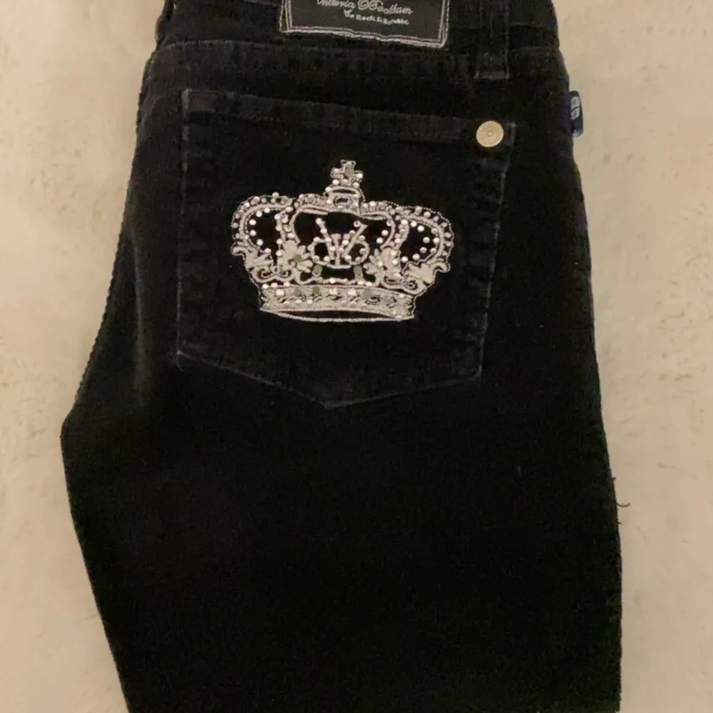 Säljer mina Victoria Beckham jeans då de inte används längre. Byxorna är i bra skick utan defekter!  De är skinny men kan lätt sys om. Innerbenslängd är 72cm Midjemått: 82cm runt om och 35cm tvärs över💛 skriv för mer bilder/info!. Jeans & Byxor.