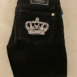 Säljer mina Victoria Beckham jeans då de inte används längre. Byxorna är i bra skick utan defekter!  De är skinny men kan lätt sys om. Innerbenslängd är 72cm Midjemått: 82cm runt om och 35cm tvärs över💛 skriv för mer bilder/info!