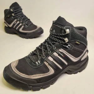 Adidas Terrex Gore-Tex Kängor Storlek 41 1/3 Vandringsskor Skor Svart - 14 dagars ångerrätt! Skorna har blivit limmade längs fram men annars är de i mycket bra skick. Inga hål eller illa lukter. Hör av dig om du har några frågor! Tack för att du tittade!