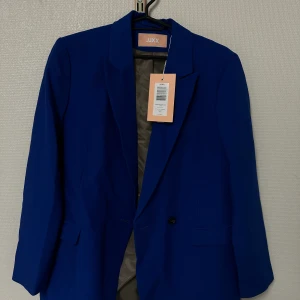 JJXX Kavaj💙 - Blå ny kavaj från JJXX, nelly. köpt för 799kr. Oanvänd med lappar kvar. Oversized i modellen💙