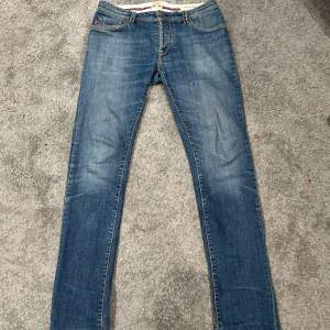 Riktigt sköna jeans ifrån Tramarossa. Storlek 32. Modellen är 185. Nypris ligger runt 4000. Inga defekter eller liknande. Bara att skriva vid frågor eller funderingar 