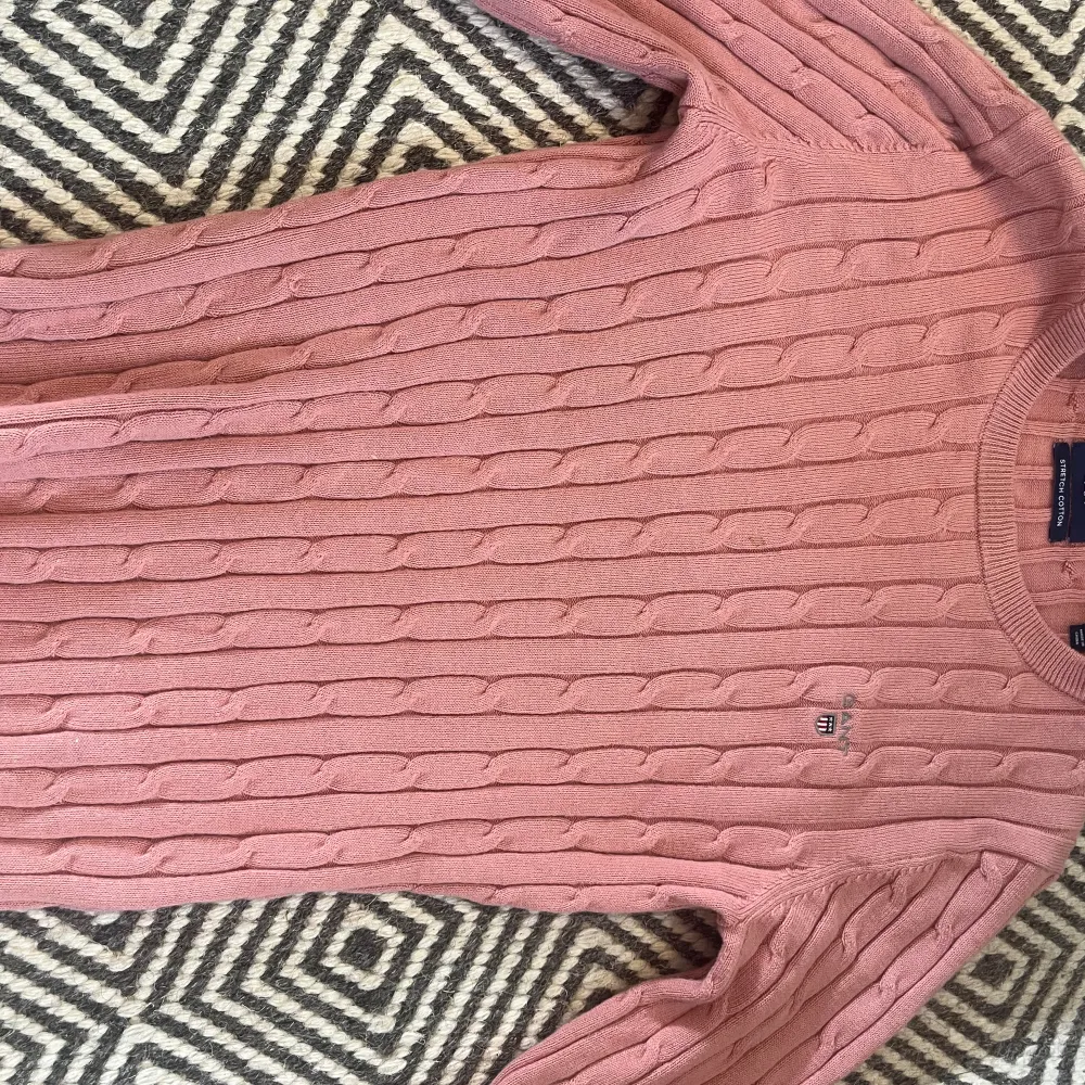 Gant tröja i färgen gammelrosa.  Storlek XS! Jättefin tröja men har aldrig kommit till användning. Använt en gång 🎀 köpte för 1000 kr 💝 . Tröjor & Koftor.